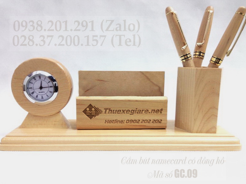 Đồ cắm bút bằng gỗ, có chỗ đựng namecard, có đồng hồ, có thể khắc tên làm quà tặng