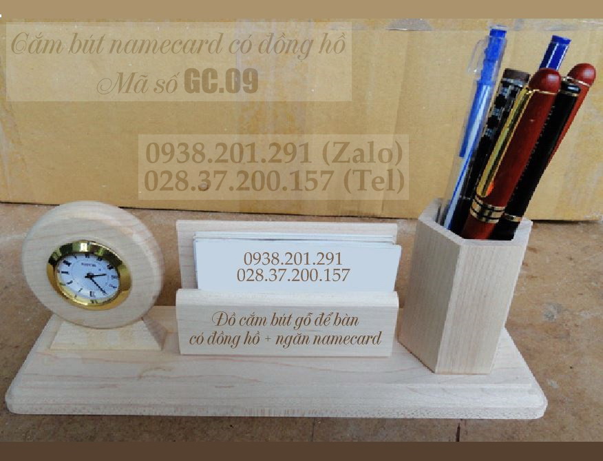 Đồ cắm bút bằng gỗ, có chỗ đựng namecard, có đồng hồ, có thể khắc tên làm quà tặng