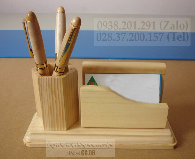 Ống cắm bút có chỗ đựng namecard bằng chất liệu gỗ tự nhiên, khắc tên 