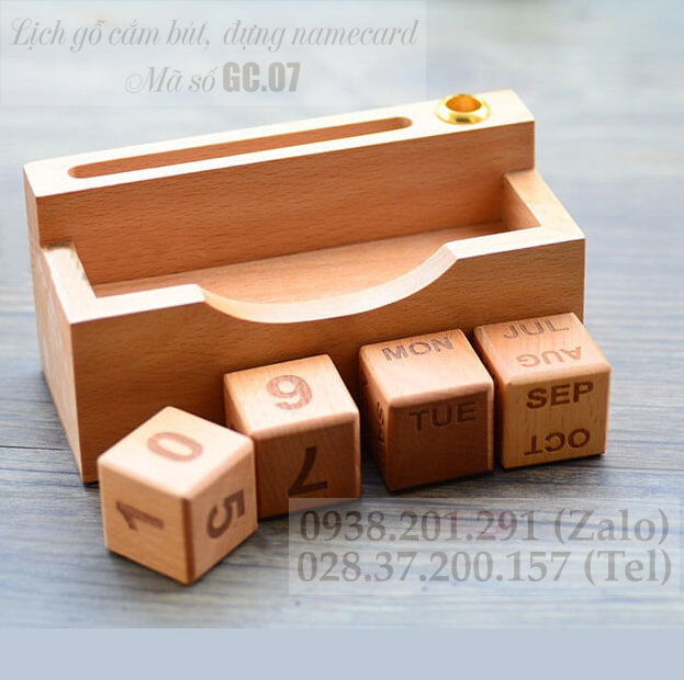 Lịch gỗ có chỗ cắm bút và đựng namecard, có thể khắc tên làm quà tặng 
