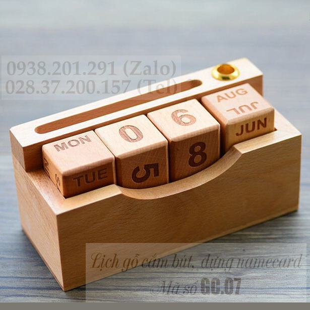 Lịch gỗ có chỗ cắm bút và đựng namecard, có thể khắc tên làm quà tặng 