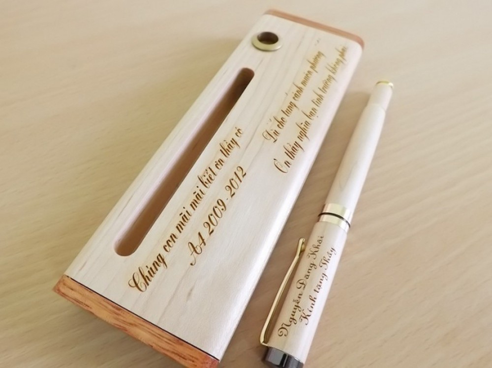  Sử dụng bút gỗ và hộp bút gỗ với lời nhắn ý nghĩa